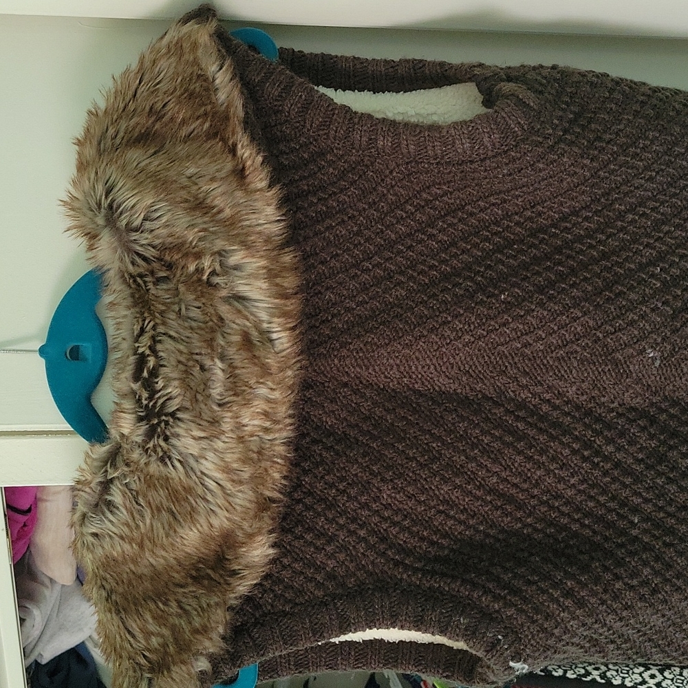 Brown knitted sweater vest with faux fur collar - Picture 3 of 5